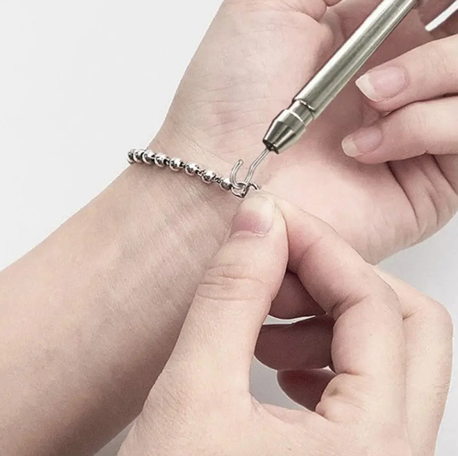 1pc Quick-Wear Jewelry Hook Tool – Easy Bracelet/Necklace Assistant – NEW