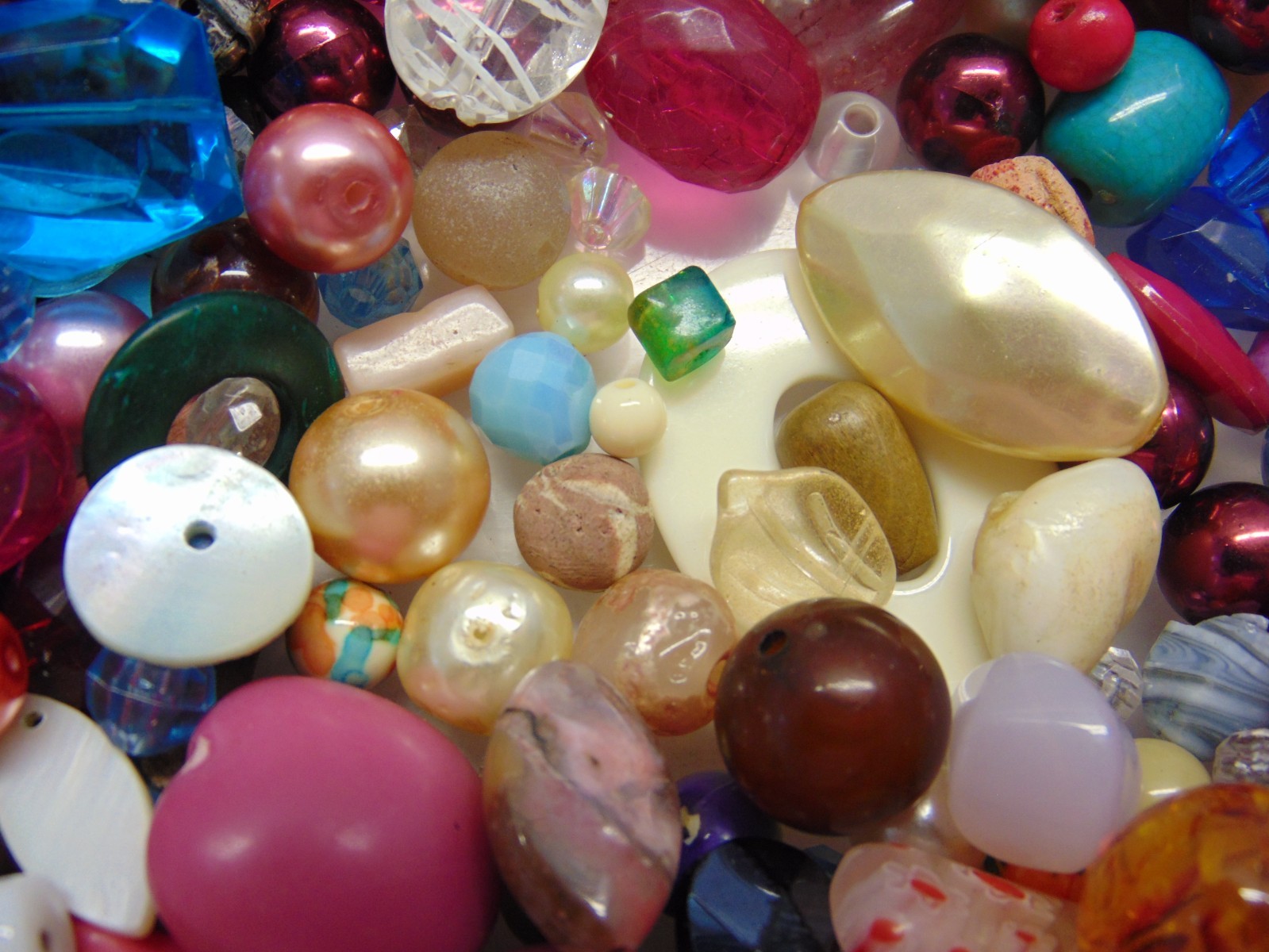 Lot 15-Vintage Acrylic/Plastic Mixed Colors/Shapes Beads Jewelry Findings 2LBS