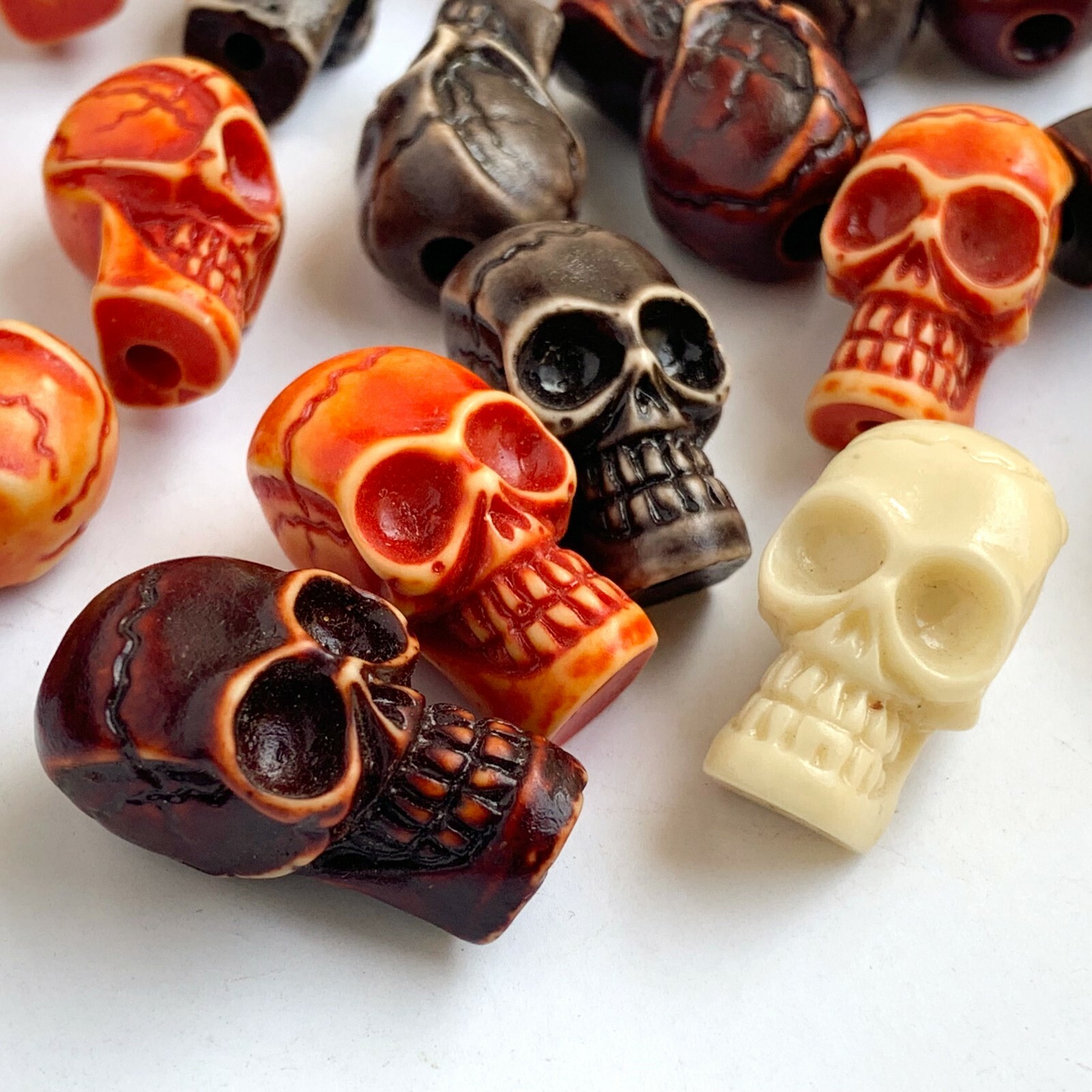 2pcs WT/Cast Powdered Bone and Resin Skull Pendants Beads with a Vertical Hole