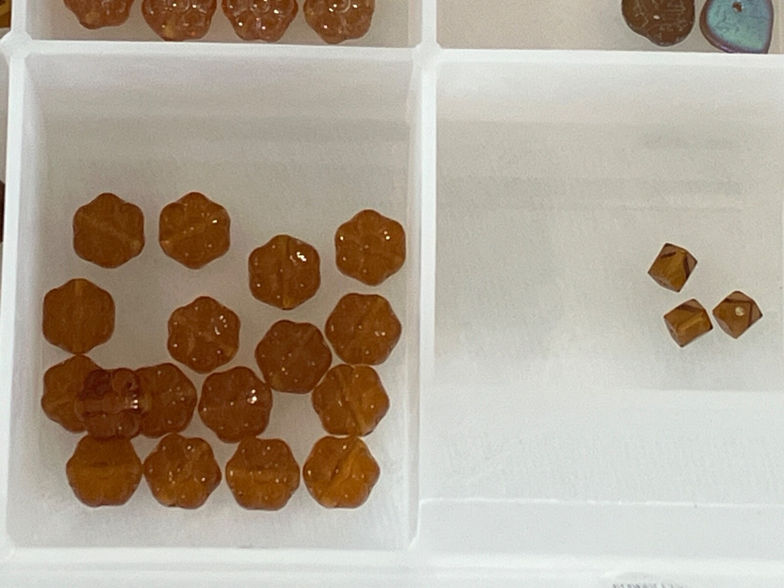 GREAT VARIETY OF BROWN/COPPER COLORED GLASS BEADS FOR JEWELRY/CRAFTS. NOS.