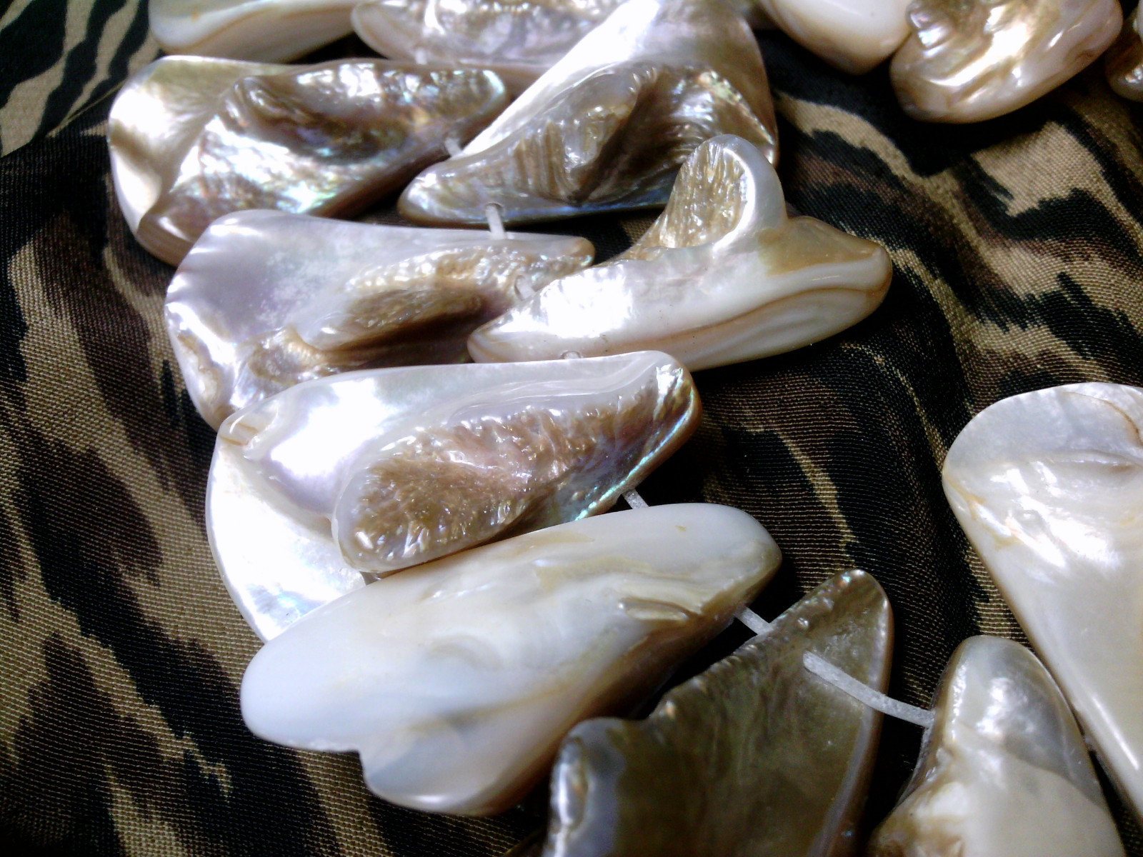 Vtg 5 LARGE 3-D TRIANGLE SHELL PENDANT BEADS 15mm (APPROX) #081518i BEACH!