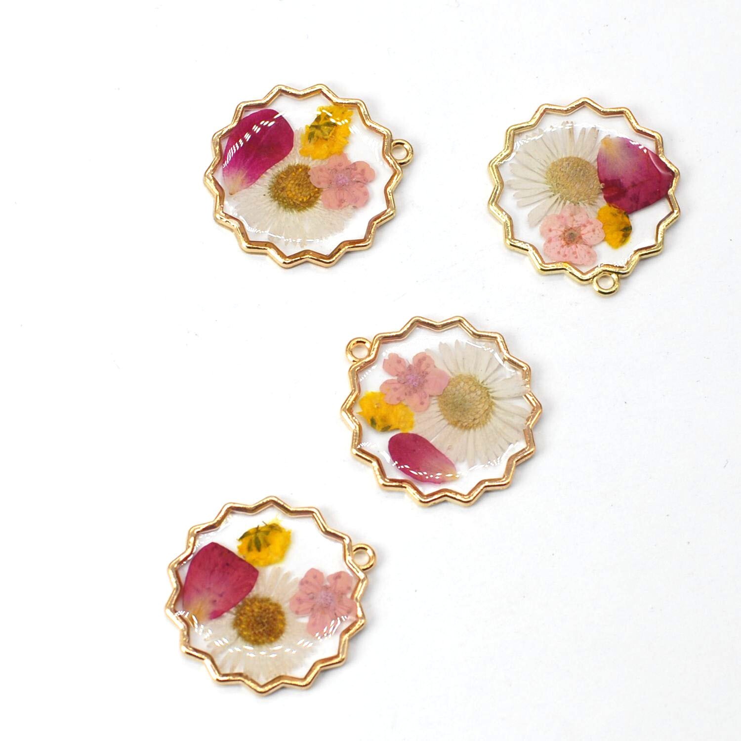 4PCS Gold Tone Dry Pressed Flower Resin Flower Edge Round Charm Pendant GYX2107