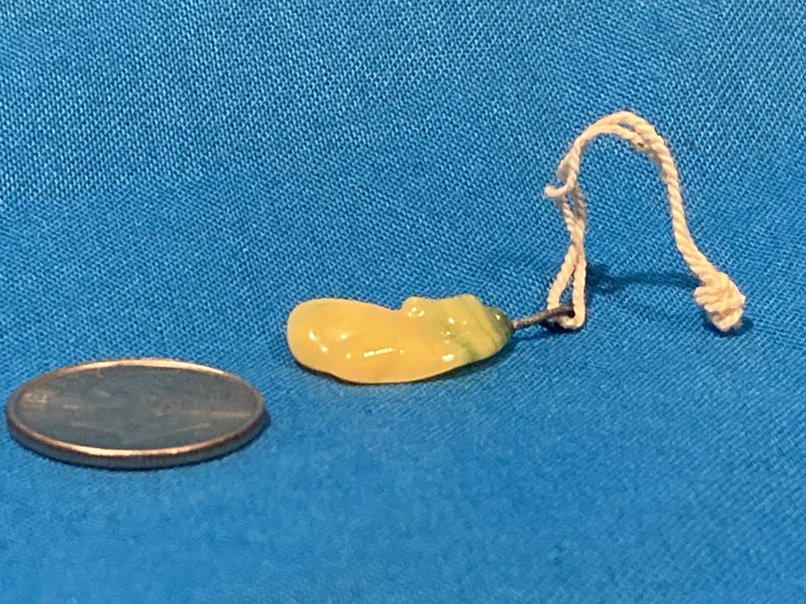 RARE 1930-40’s JAPANESE CAMEO YELLOW/GREEN SWIRL UNKNOWN SHAPE CHARM NOS