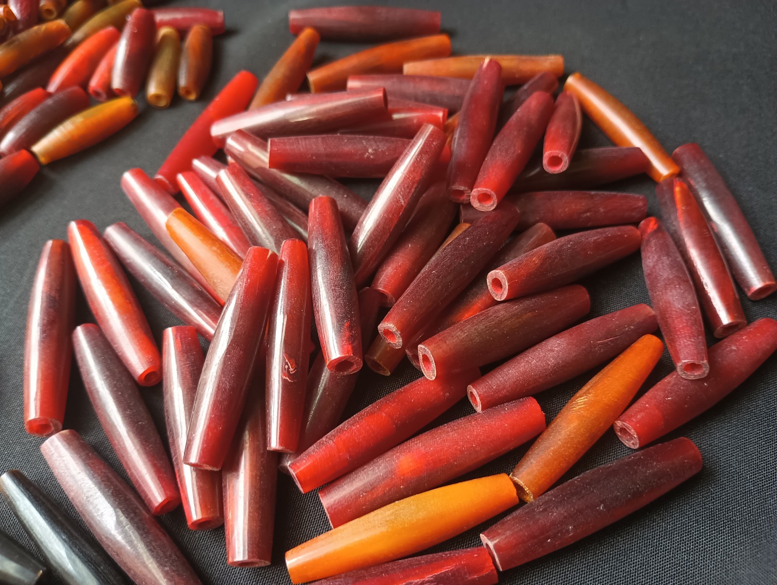 Mixed LOT of 180 Amber/Red/Black Buffalo Horn Hairpipe Beads 1.5″, 1″, 0.5″ VTG