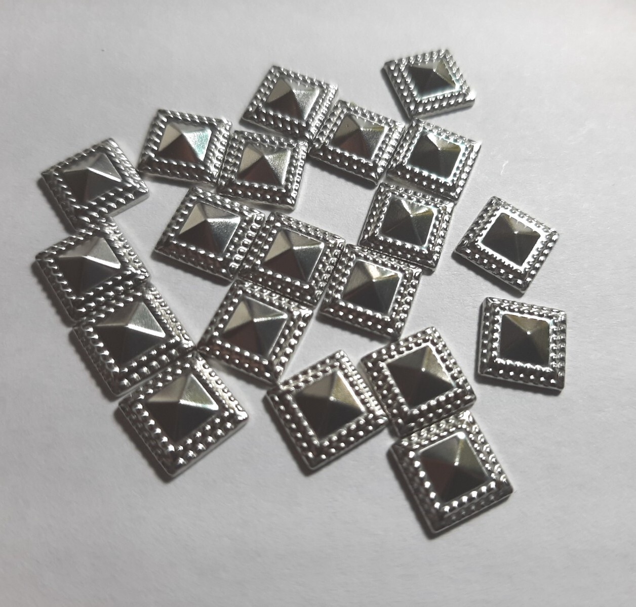 8mm beaded pyramid stud–NEW 20 pcs