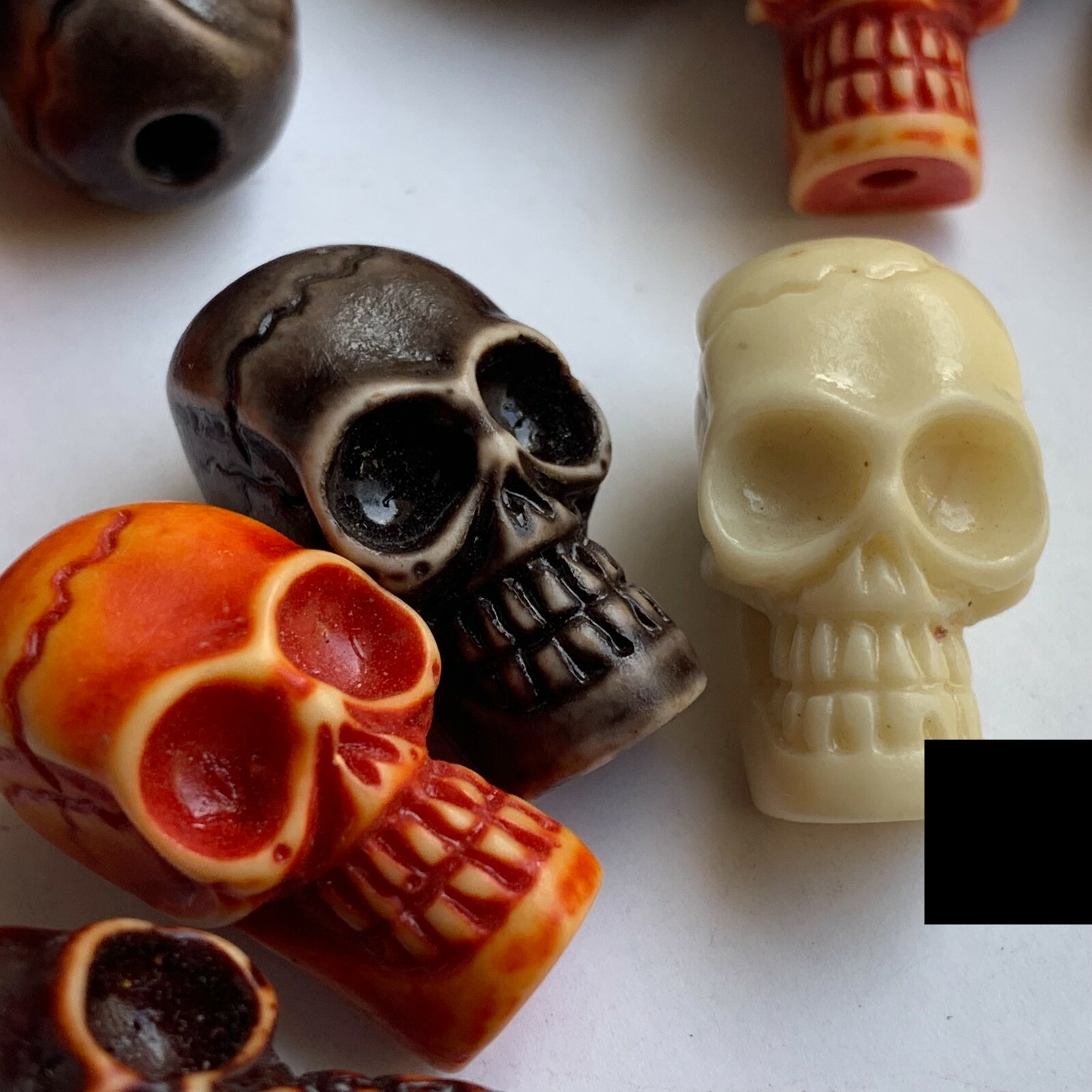 2pcs WT/Cast Powdered Bone and Resin Skull Pendants Beads with a Vertical Hole