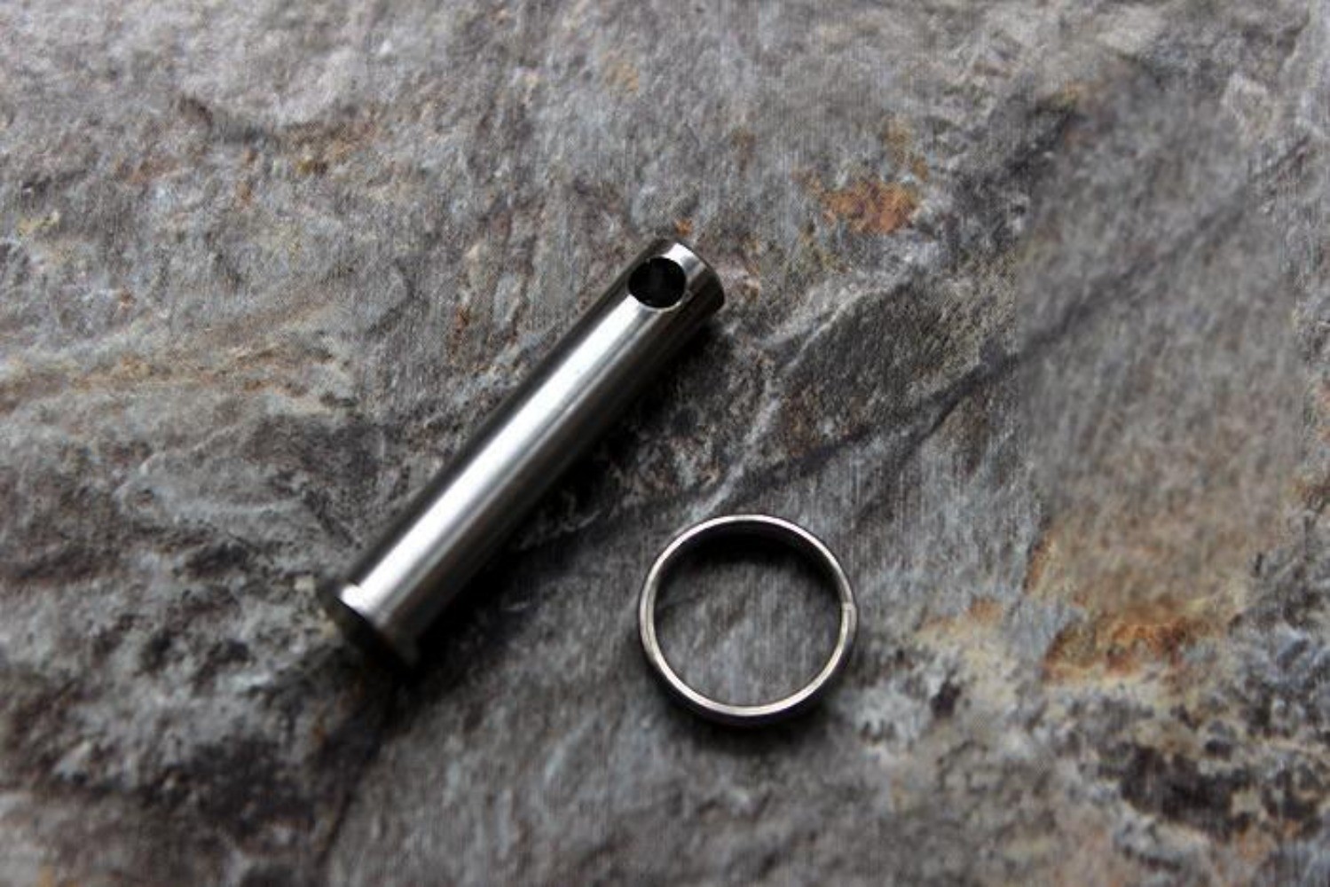 Titanium Knife Lanyard Bead Paracord Pendant Glow in the Dark 25 Years Life EDC