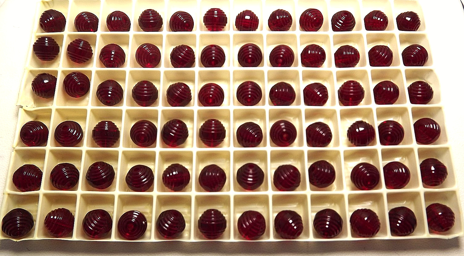 VINTAGE SWAROVSKI RED SIAM SPIRAL ROUNDS ART DECO 5030/4 72 BEADS New Old Stock
