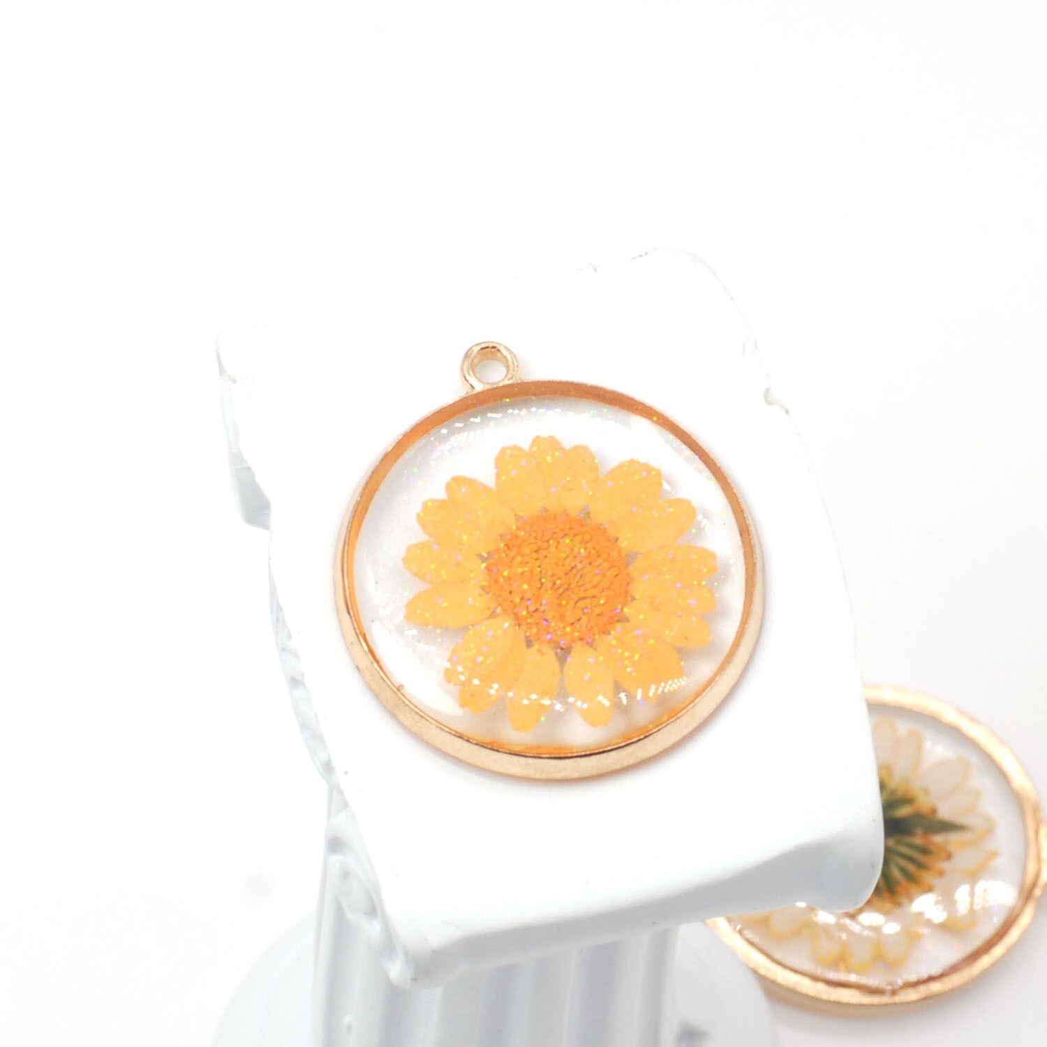 M&T 4PCS Gold Tone Real Dry Daisy Flower glitter Resin Round Pendant GBY1050
