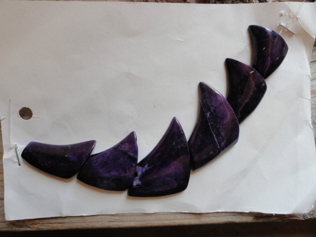 Dyed Purple howlite fan beads Sabertooth style (1 full sets) Funky shape