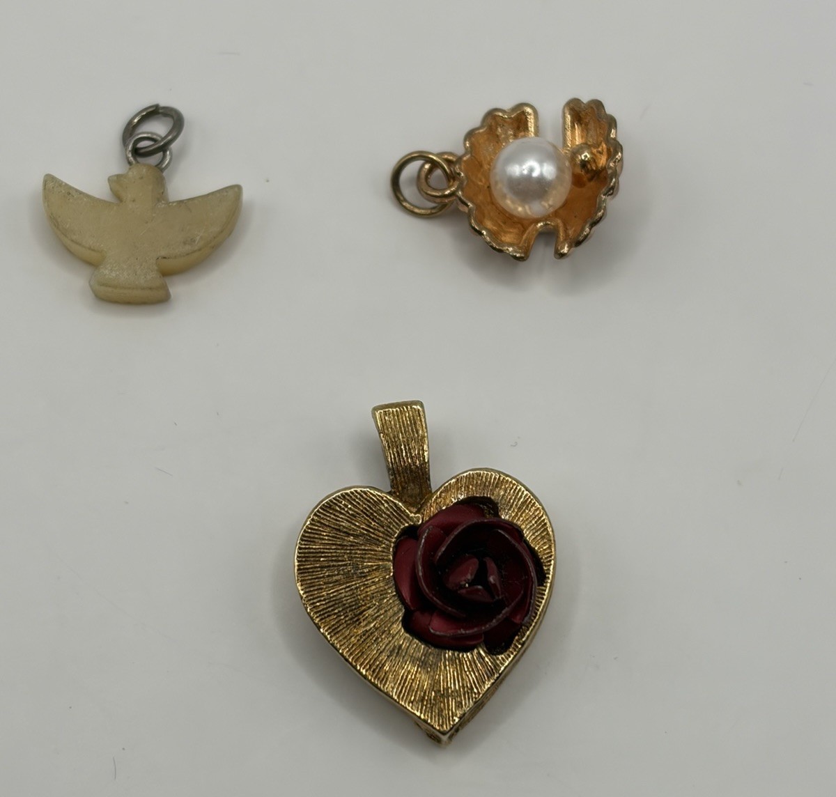 Small Charm Lot Of 3 – Mother-Of-Pearl – Heart , Clam With Pearl- Gold Tone