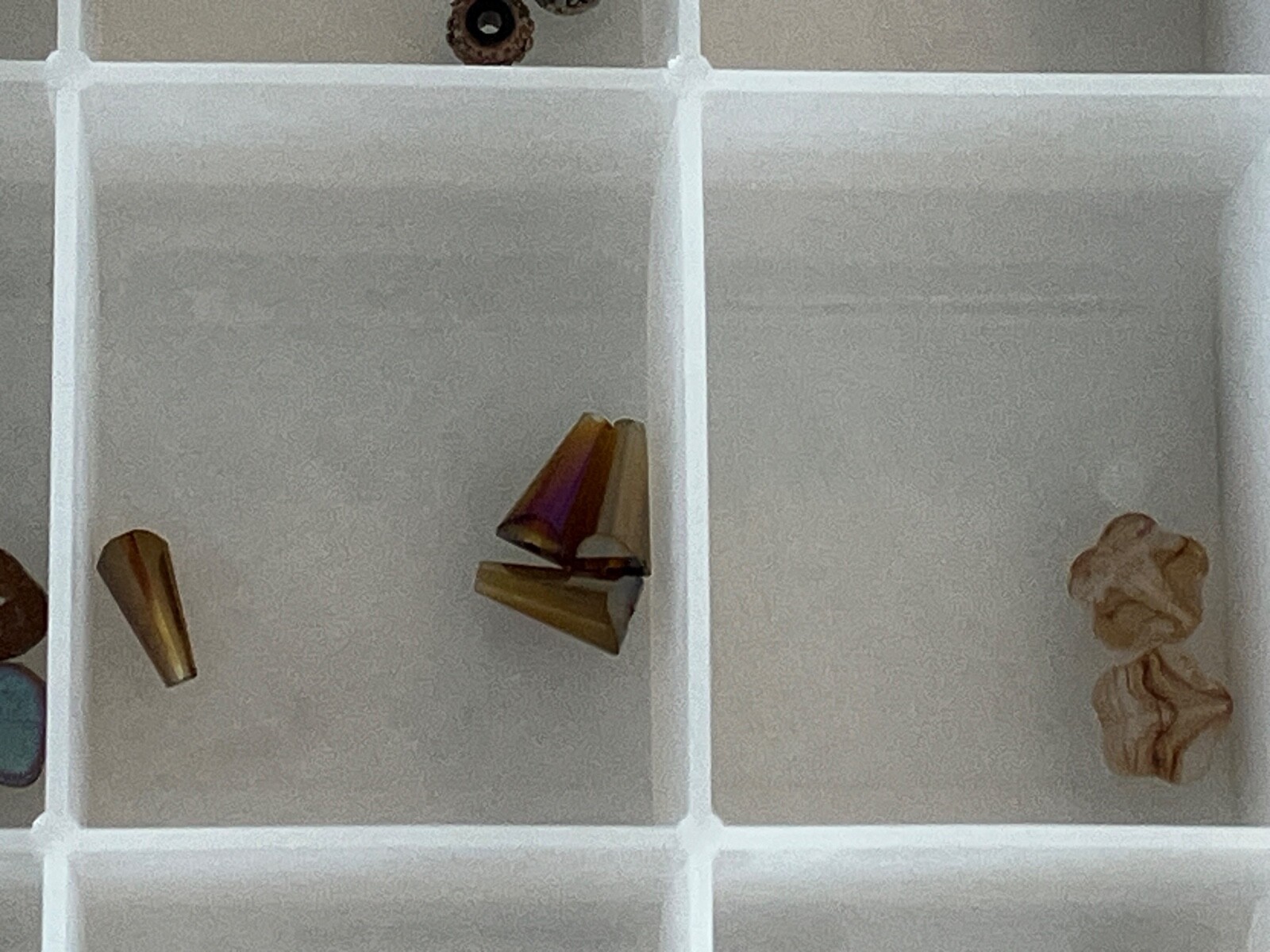 GREAT VARIETY OF BROWN/COPPER COLORED GLASS BEADS FOR JEWELRY/CRAFTS. NOS.