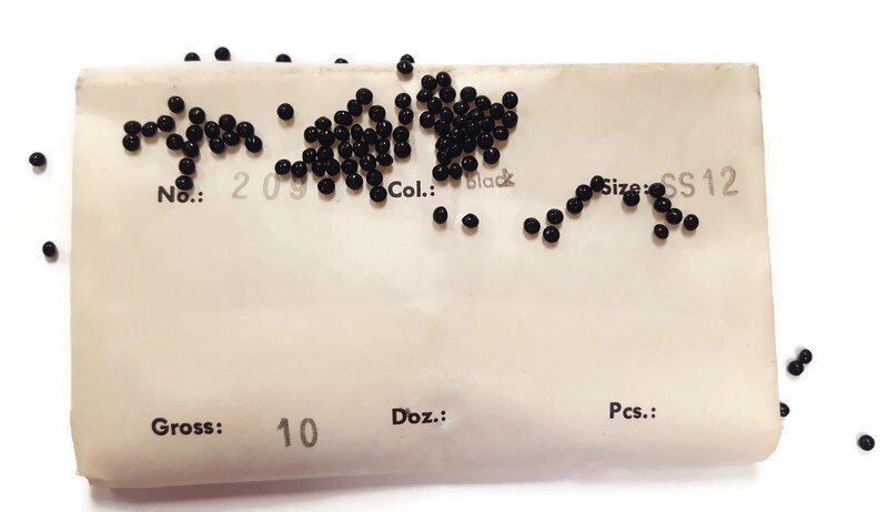 1440 Vintage Jet Black Glass Smooth Dome Round 3mm. Rhinestones – Full Pack Z506