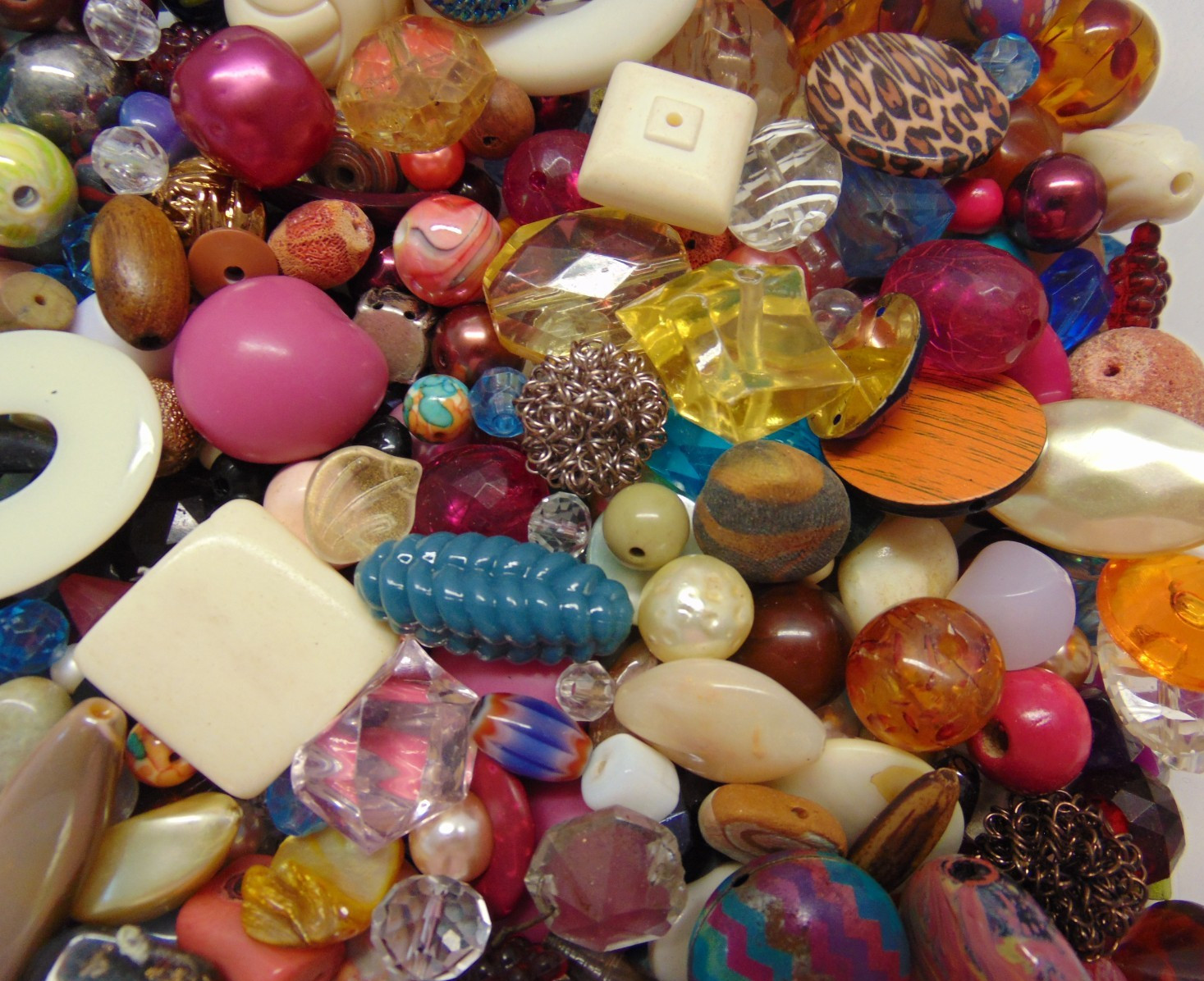 Lot 15-Vintage Acrylic/Plastic Mixed Colors/Shapes Beads Jewelry Findings 2LBS
