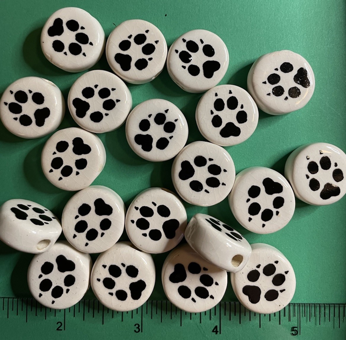 (20) NEW MODERN 3/4” ANIMAL PAW PRINT BLACK/CREAM CERAMIC NOVELTY CRAFT BEADS-K1