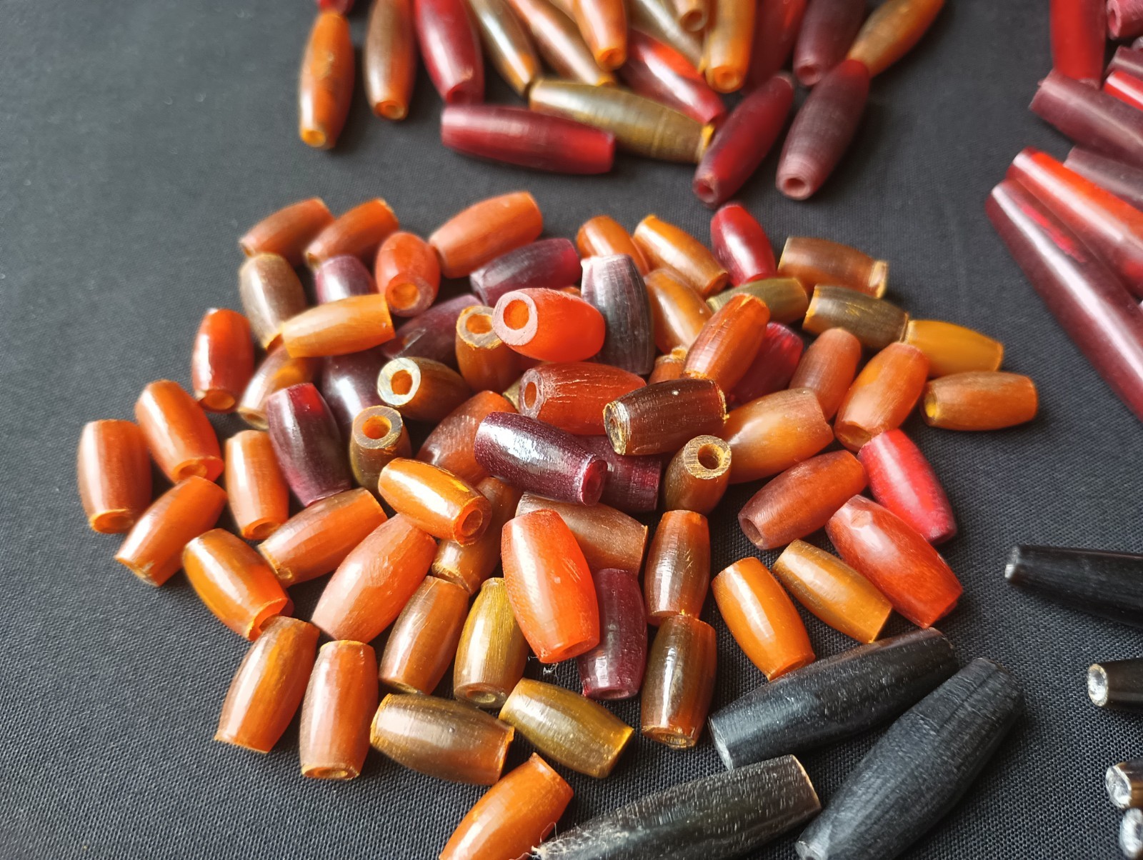Mixed LOT of 180 Amber/Red/Black Buffalo Horn Hairpipe Beads 1.5″, 1″, 0.5″ VTG