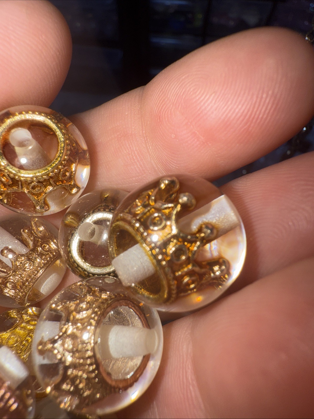 Floating crown beads 16 mm high-quality resin with the crown charm incased