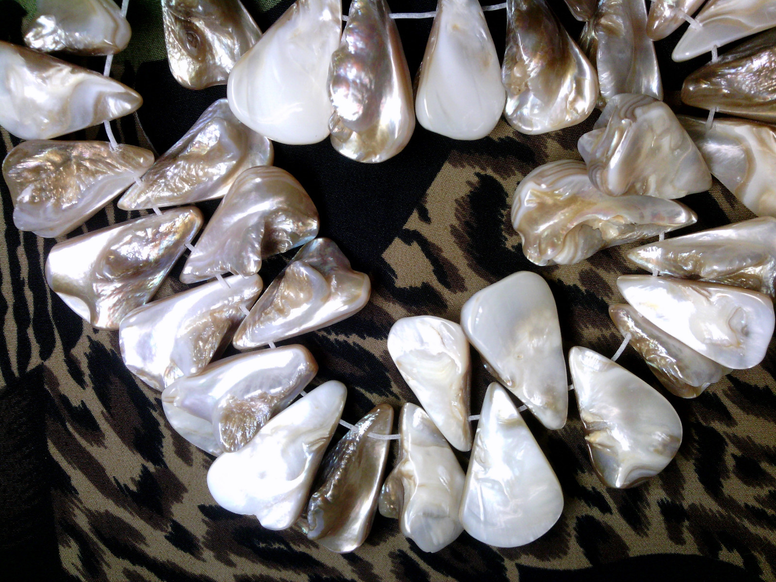 Vtg 5 LARGE 3-D TRIANGLE SHELL PENDANT BEADS 15mm (APPROX) #081518i BEACH!