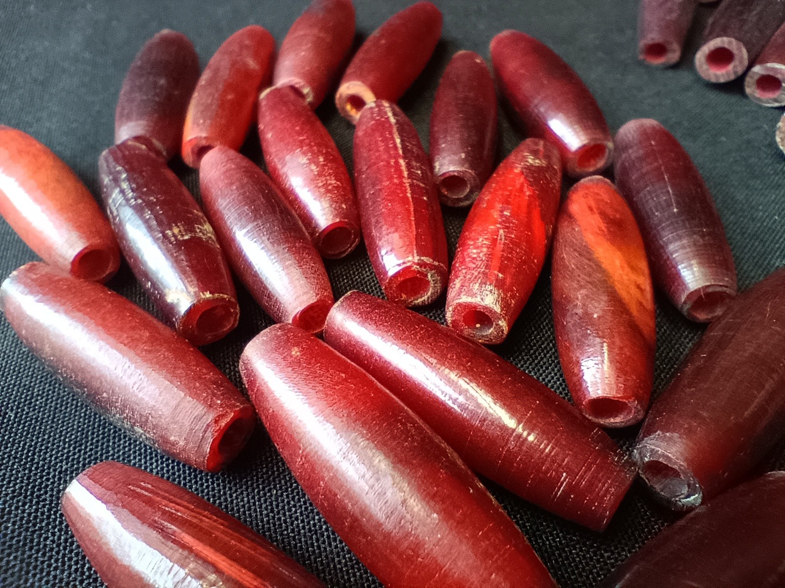 Mixed LOT of 180 Amber/Red/Black Buffalo Horn Hairpipe Beads 1.5″, 1″, 0.5″ VTG