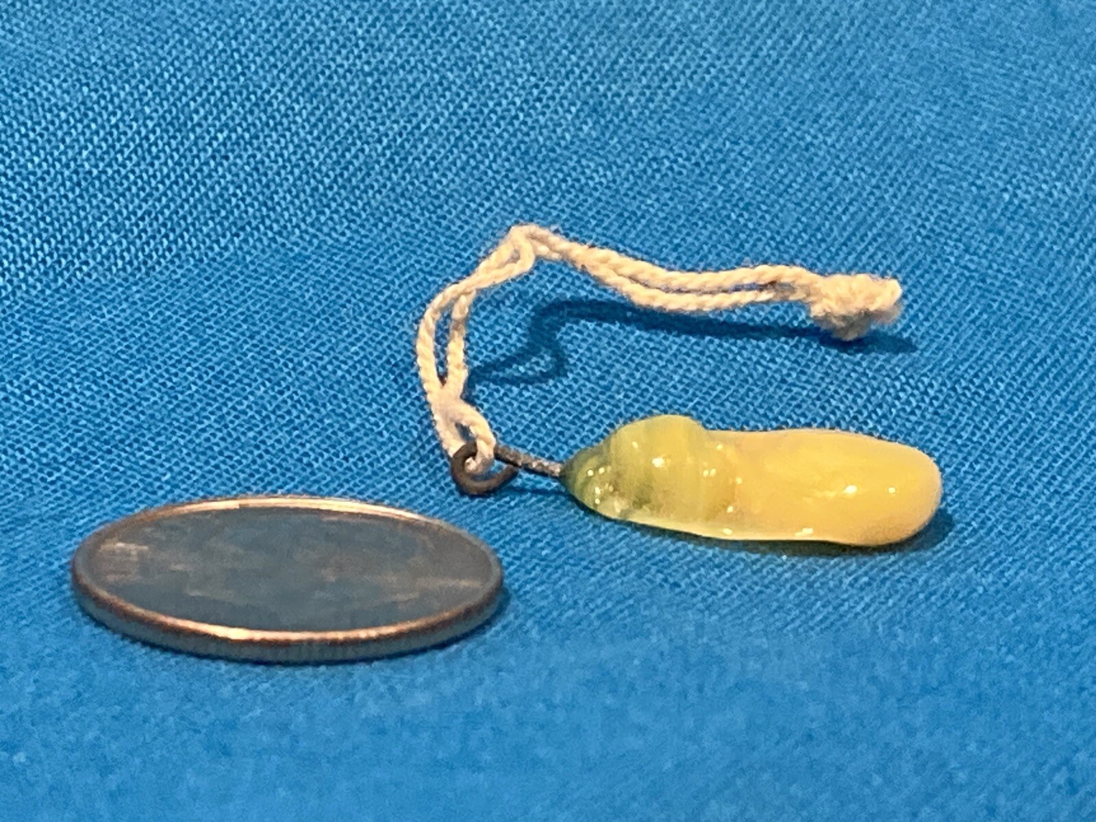 RARE 1930-40’s JAPANESE CAMEO YELLOW/GREEN SWIRL UNKNOWN SHAPE CHARM NOS