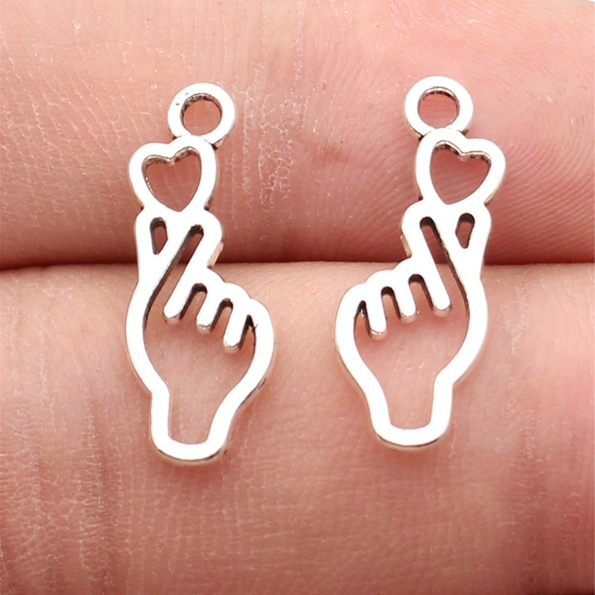 200pcs Antique Silver Finger Heart Charms Zinc Alloy Hand Gesture Pendants 22mm
