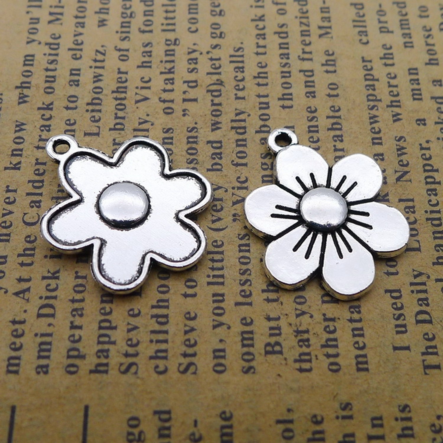 30PCS Alloy Antique Silver Tone Flower Pendant Charm JHS736