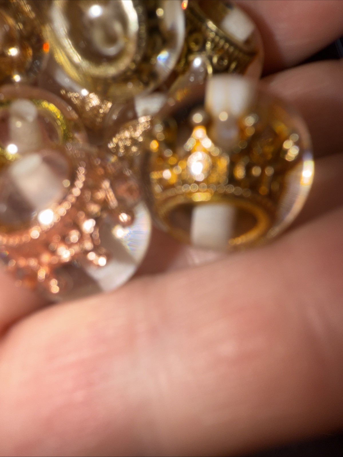 Floating crown beads 16 mm high-quality resin with the crown charm incased