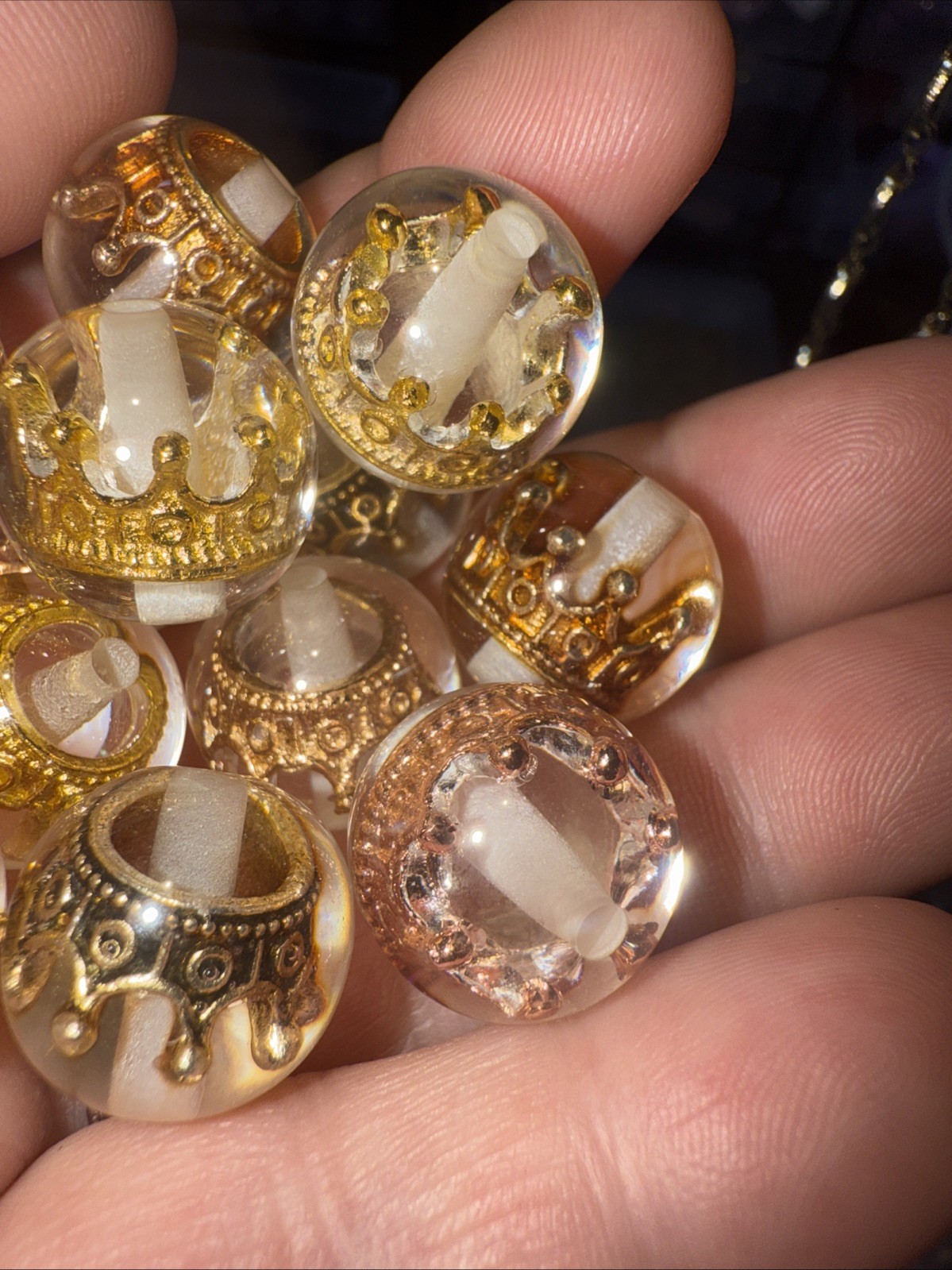 Floating crown beads 16 mm high-quality resin with the crown charm incased