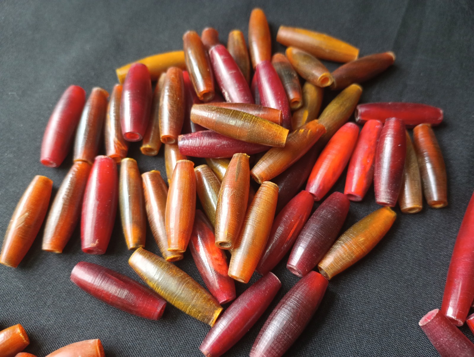 Mixed LOT of 180 Amber/Red/Black Buffalo Horn Hairpipe Beads 1.5″, 1″, 0.5″ VTG