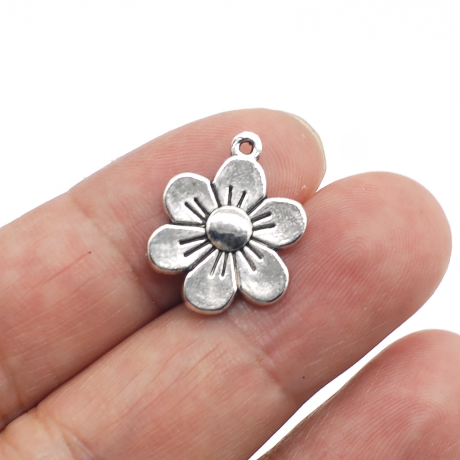 30PCS Alloy Antique Silver Tone Flower Pendant Charm JHS736