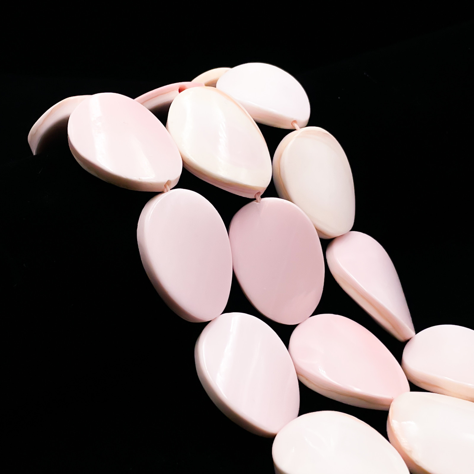 Natural Pink Queen Conch Shell Twist Oval Beads Size 17-26×25-34mm 15.5″ Strand