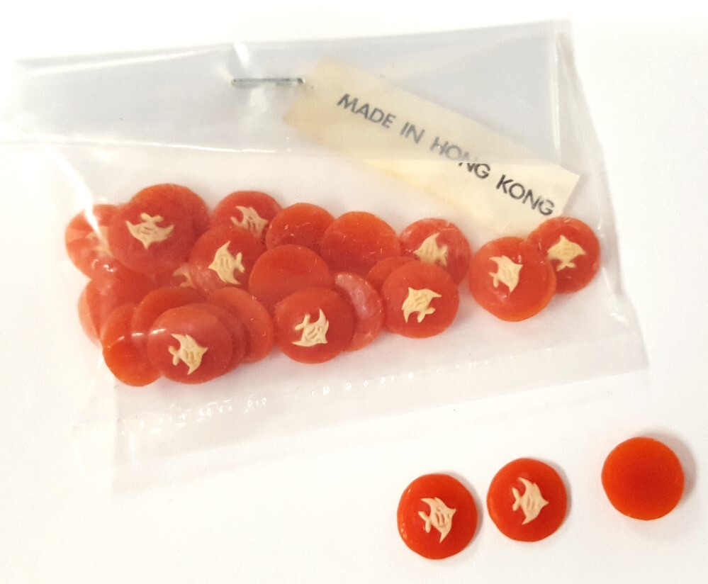 24 Vintage Hong Kong Carnelian Fish 10mm. Round Resin Cabochon Cameos 521PT