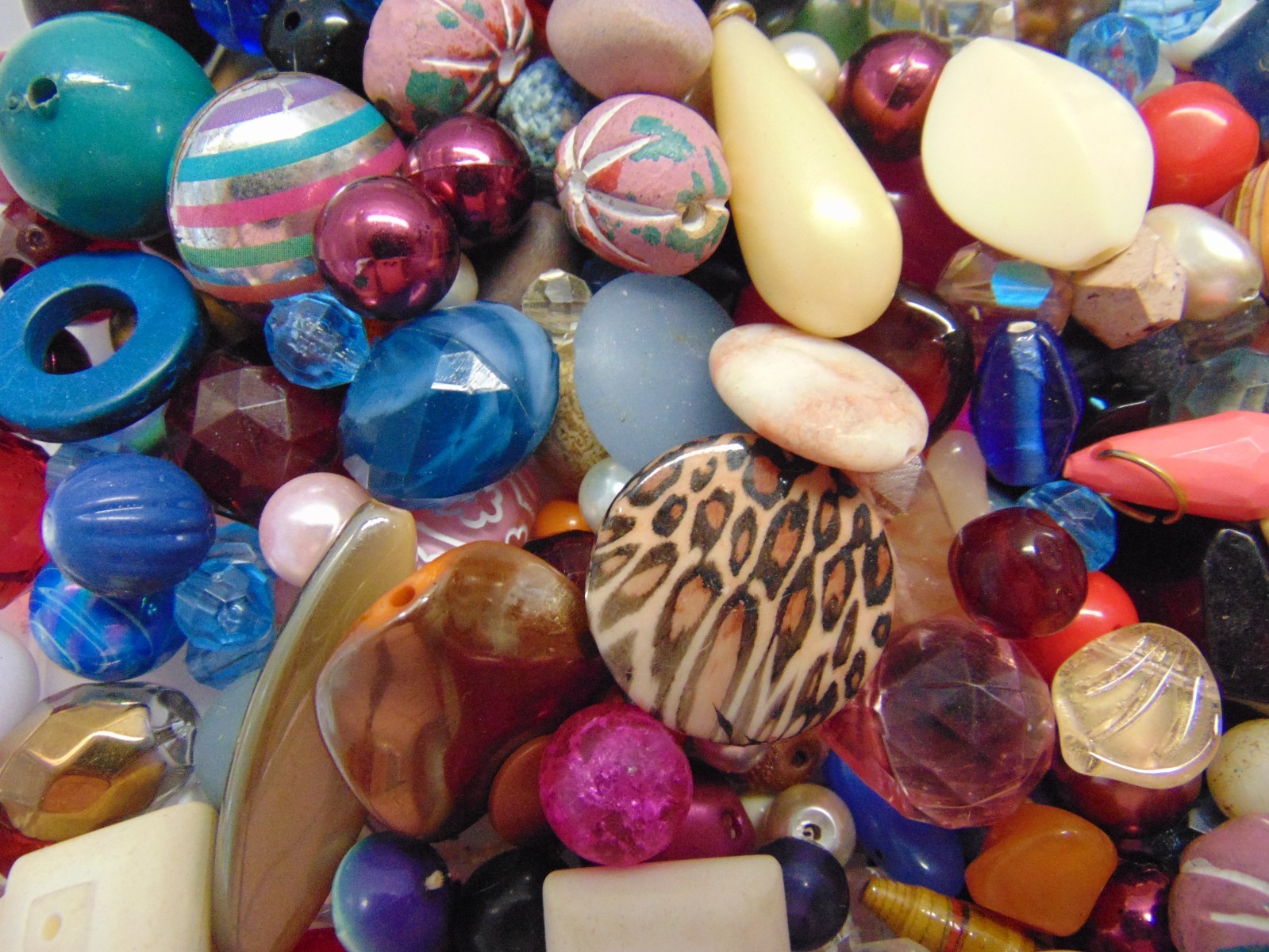 Lot 15-Vintage Acrylic/Plastic Mixed Colors/Shapes Beads Jewelry Findings 2LBS