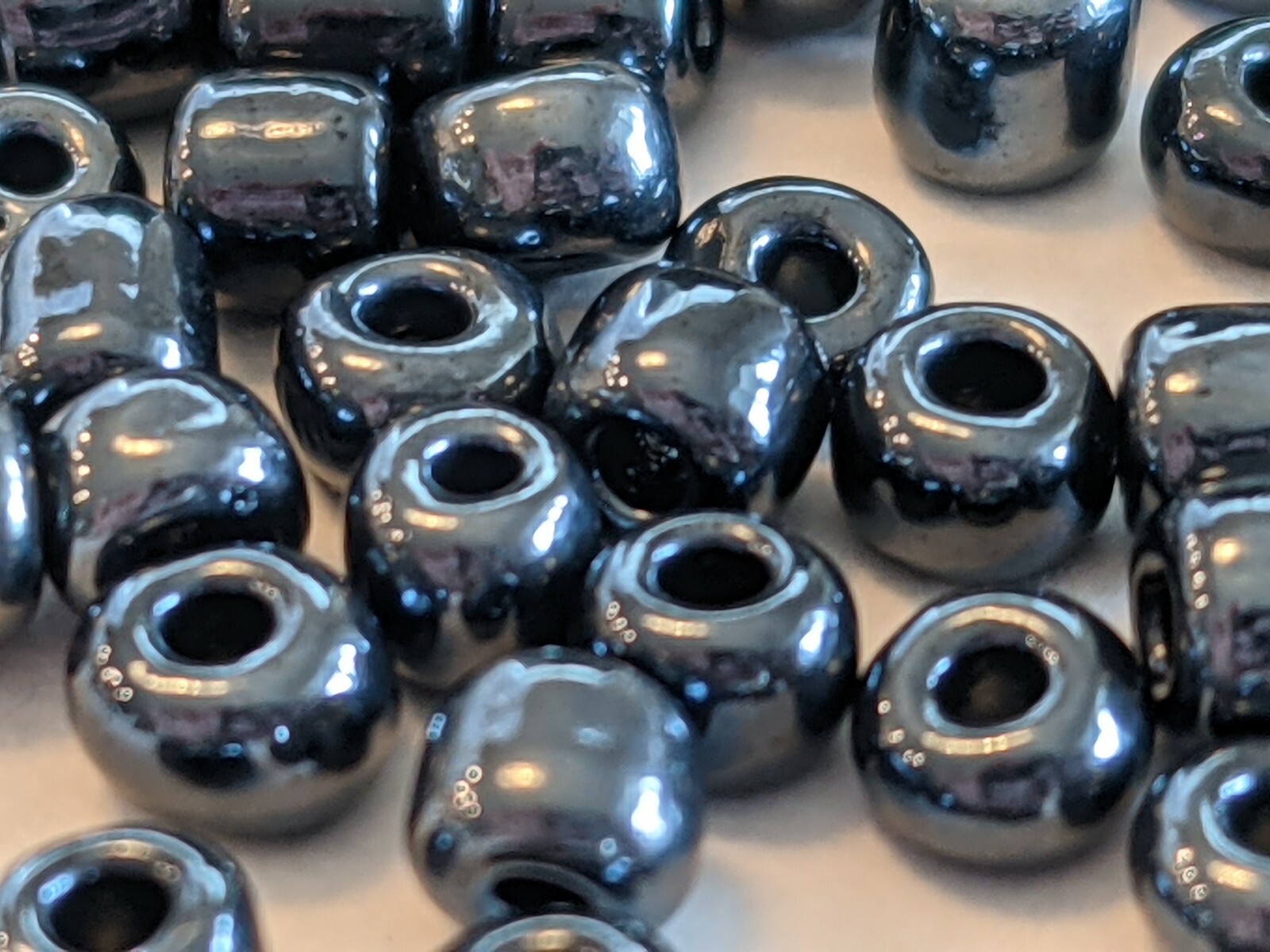 6/0 Glass Seed Beads, Iris Round, Black, 4mm, Hole: 1mm