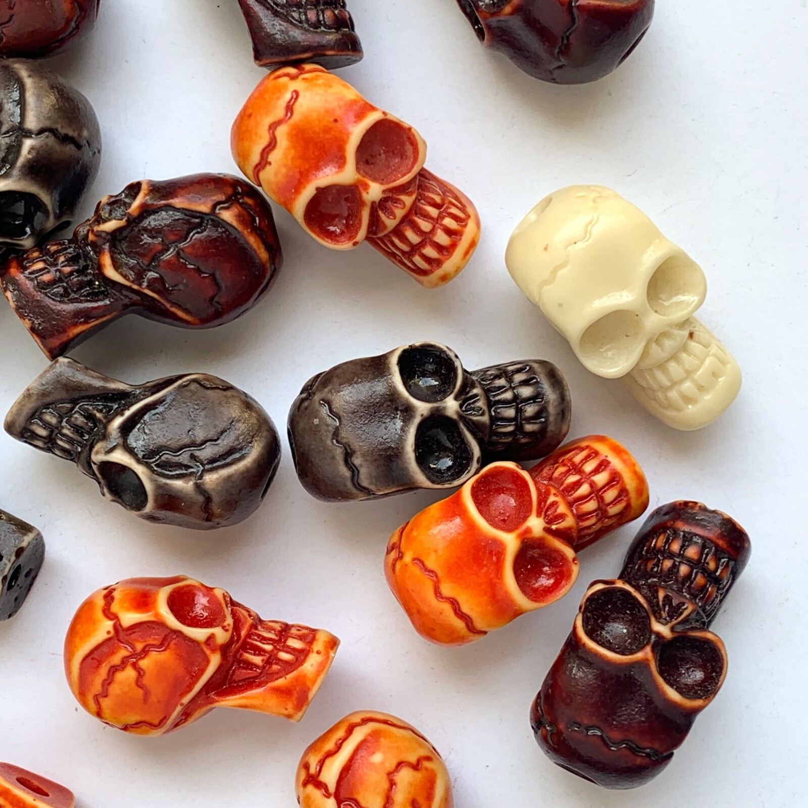 2pcs WT/Cast Powdered Bone and Resin Skull Pendants Beads with a Vertical Hole
