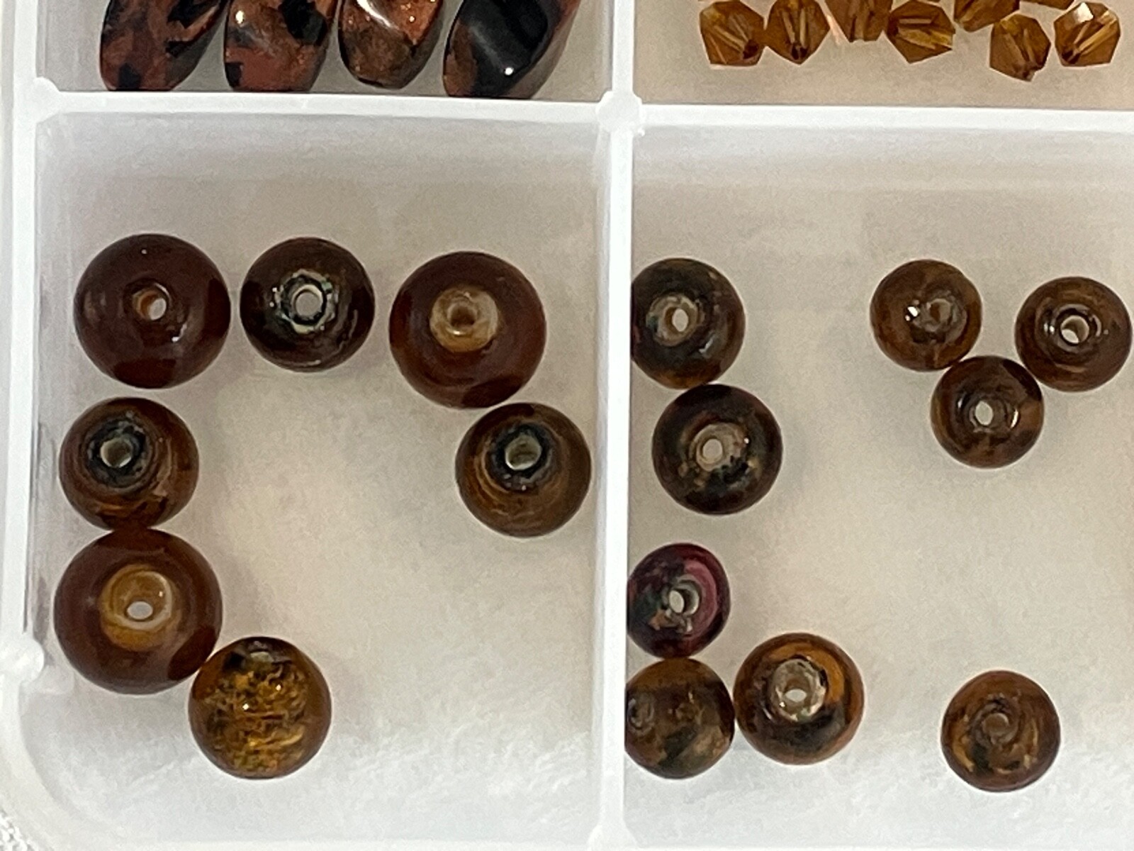 GREAT VARIETY OF BROWN/COPPER COLORED GLASS BEADS FOR JEWELRY/CRAFTS. NOS.