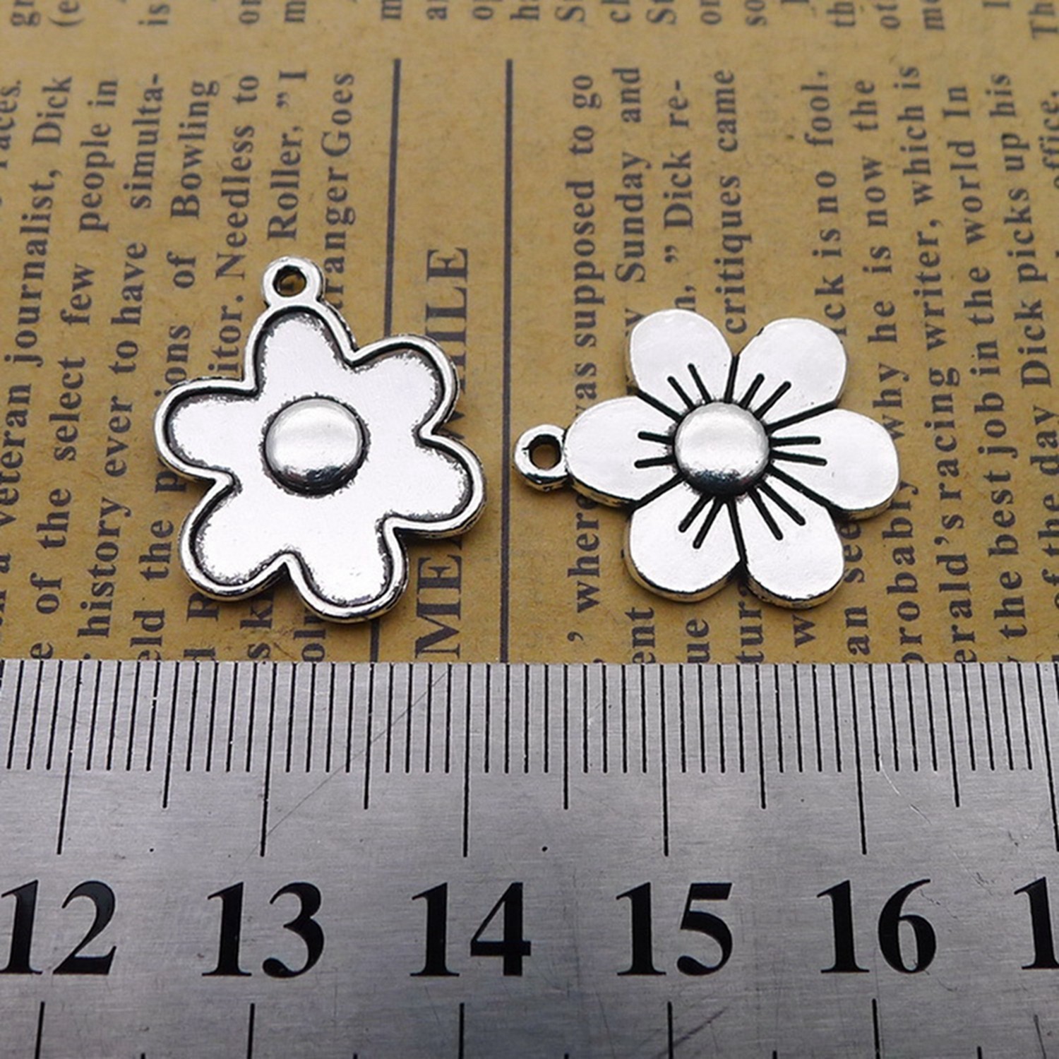 30PCS Alloy Antique Silver Tone Flower Pendant Charm JHS736