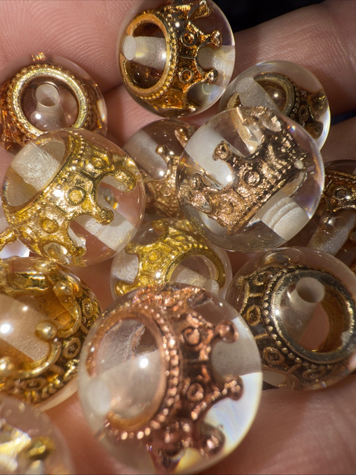 Floating crown beads 16 mm high-quality resin with the crown charm incased