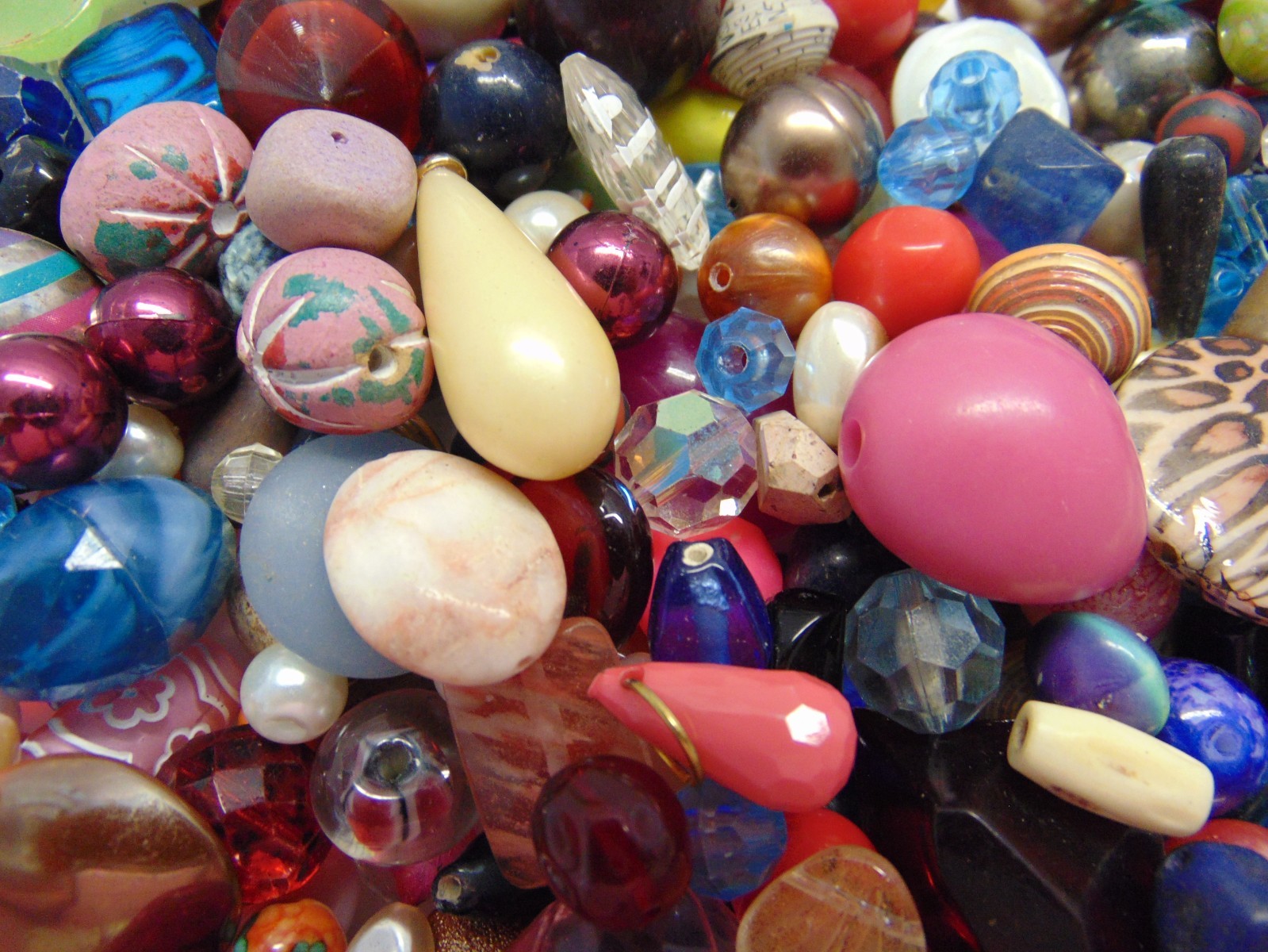 Lot 15-Vintage Acrylic/Plastic Mixed Colors/Shapes Beads Jewelry Findings 2LBS