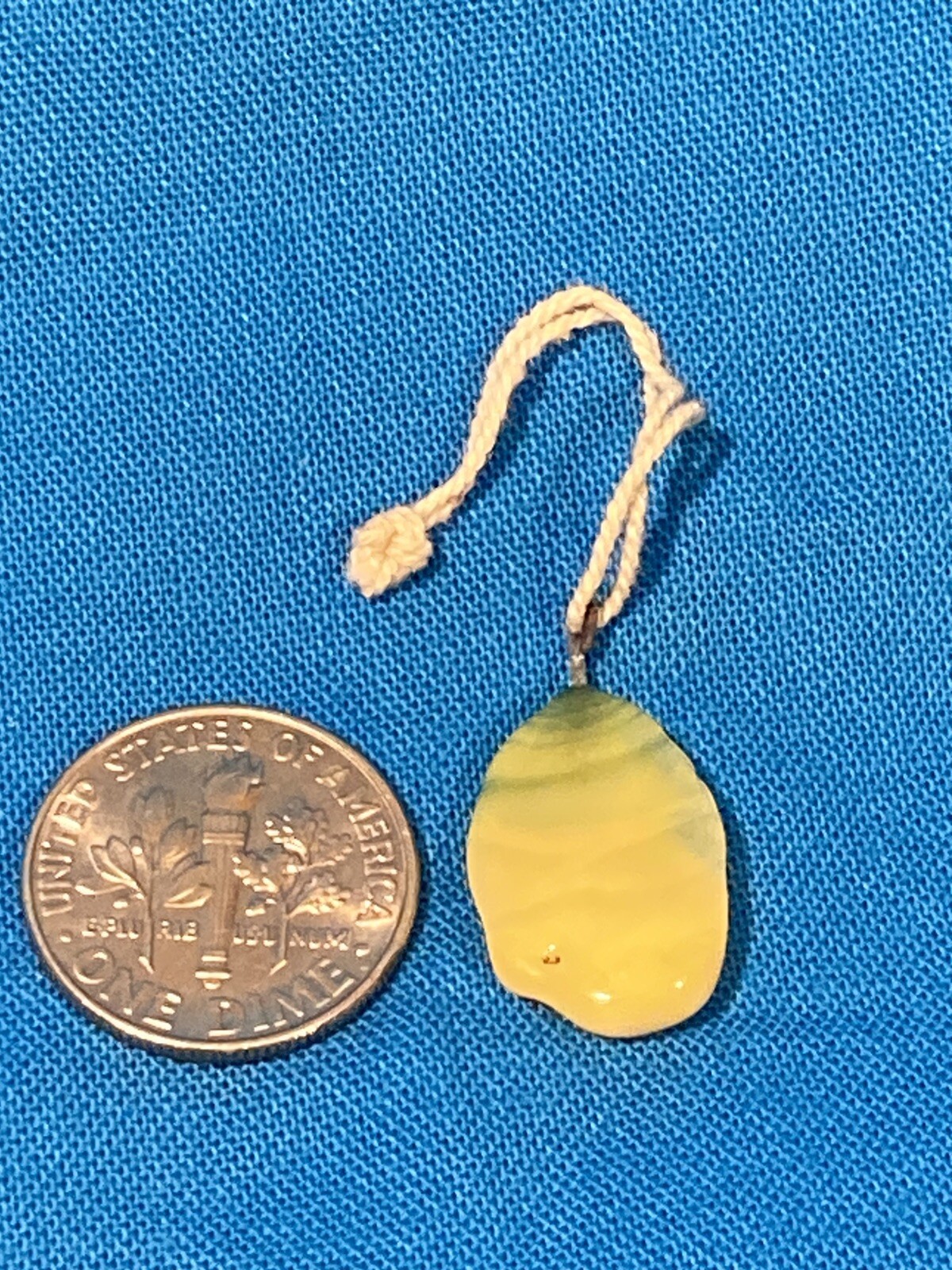 RARE 1930-40’s JAPANESE CAMEO YELLOW/GREEN SWIRL UNKNOWN SHAPE CHARM NOS