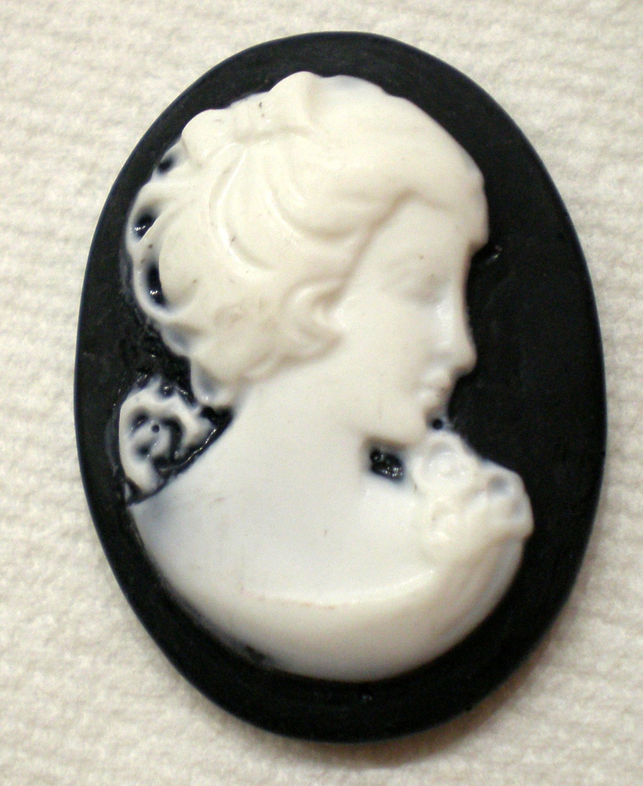 4 of 40x30mm White over Black Victorian Art Deco Shy Short Hair Women Cameos Cab
