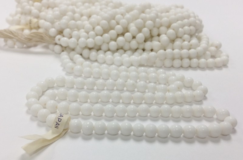 1200 PIECES (3/4LB) VINTAGE JAPANESE GLASS WHITE 5.5mm. ROUND SMOOTH BEADS 4008
