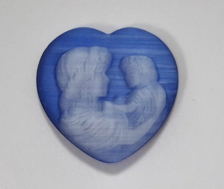1 Vintage Mother & Child Glass Sapphire White Cats Eye 20mm. Heart Cameo E180