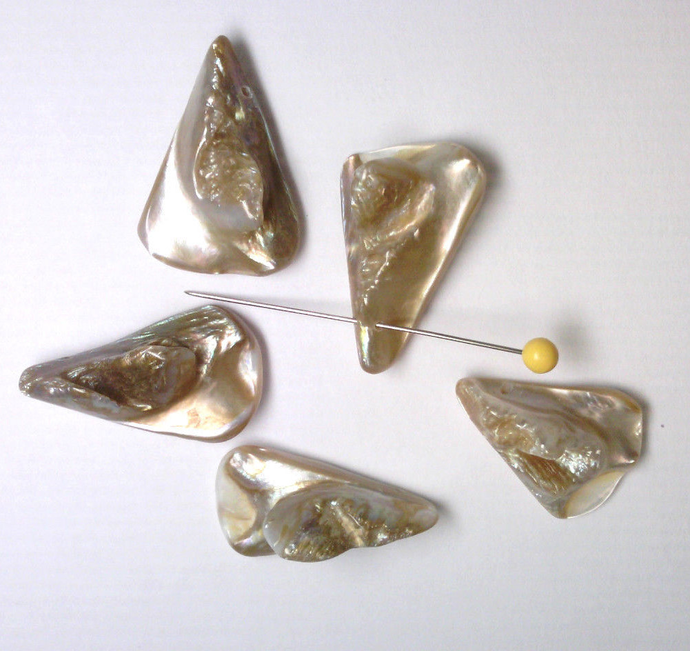 Vtg 5 LARGE 3-D TRIANGLE SHELL PENDANT BEADS 15mm (APPROX) #081518i BEACH!