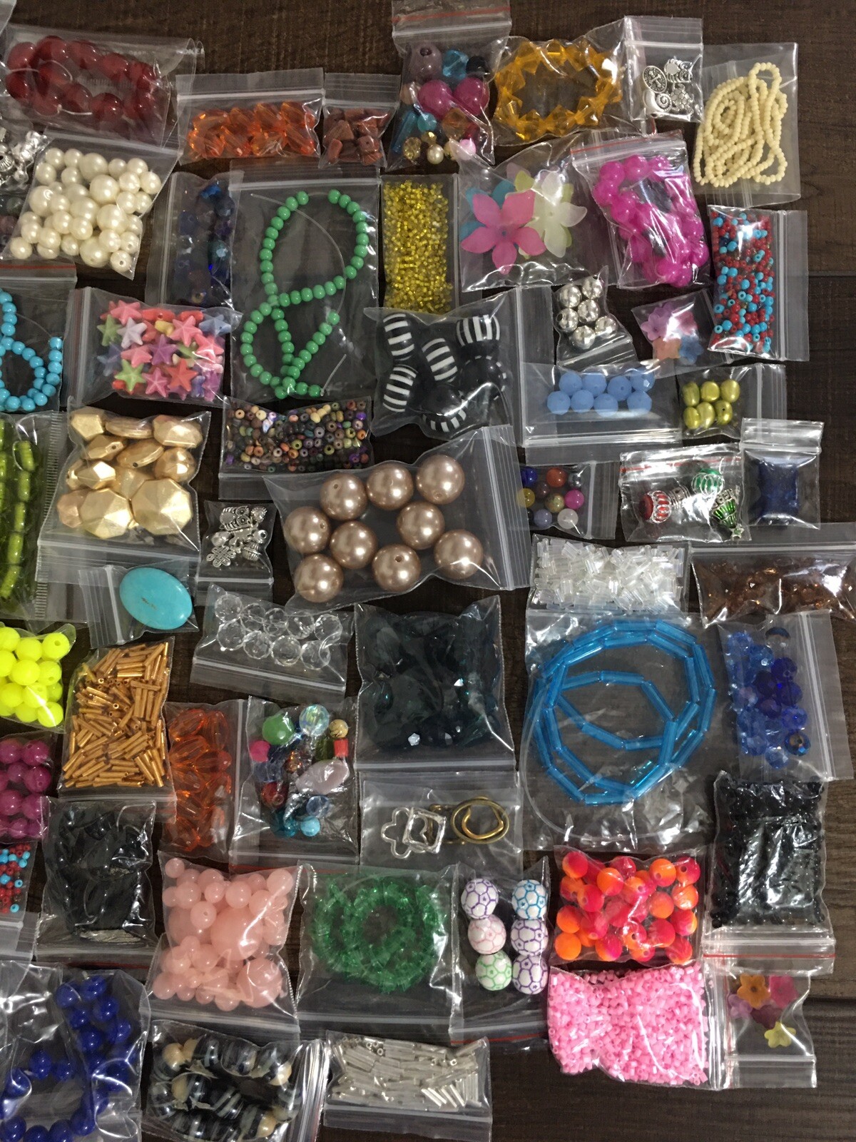 Lot Of BEADS 40 Bags Jewelry Making Supplies Loose Mixed Glass Acrylic Metal👑🐝