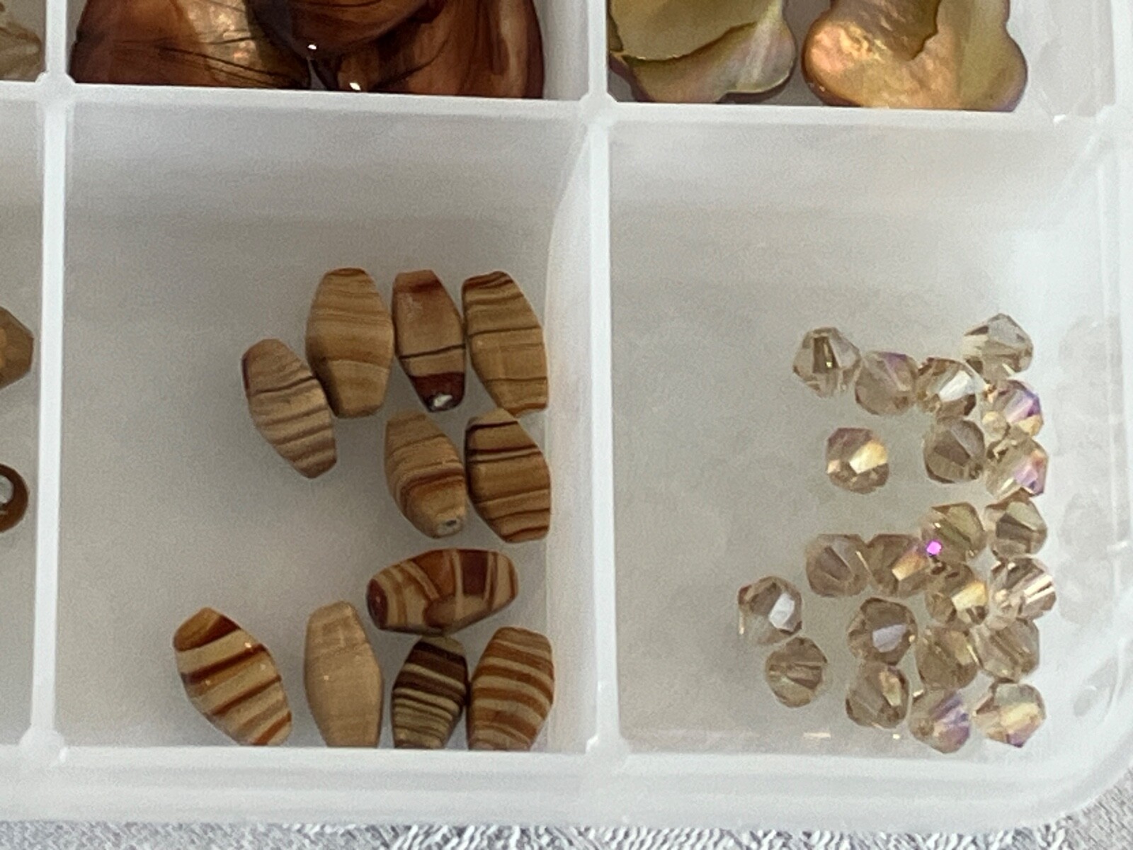GREAT VARIETY OF BROWN/COPPER COLORED GLASS BEADS FOR JEWELRY/CRAFTS. NOS.