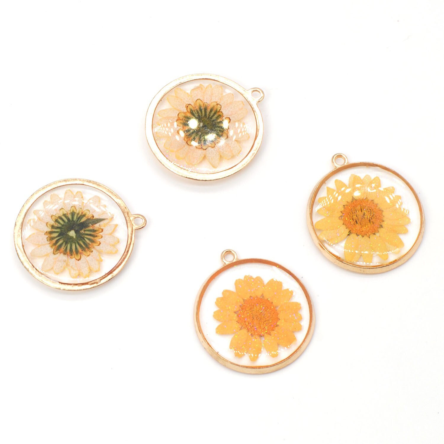 M&T 4PCS Gold Tone Real Dry Daisy Flower glitter Resin Round Pendant GBY1050