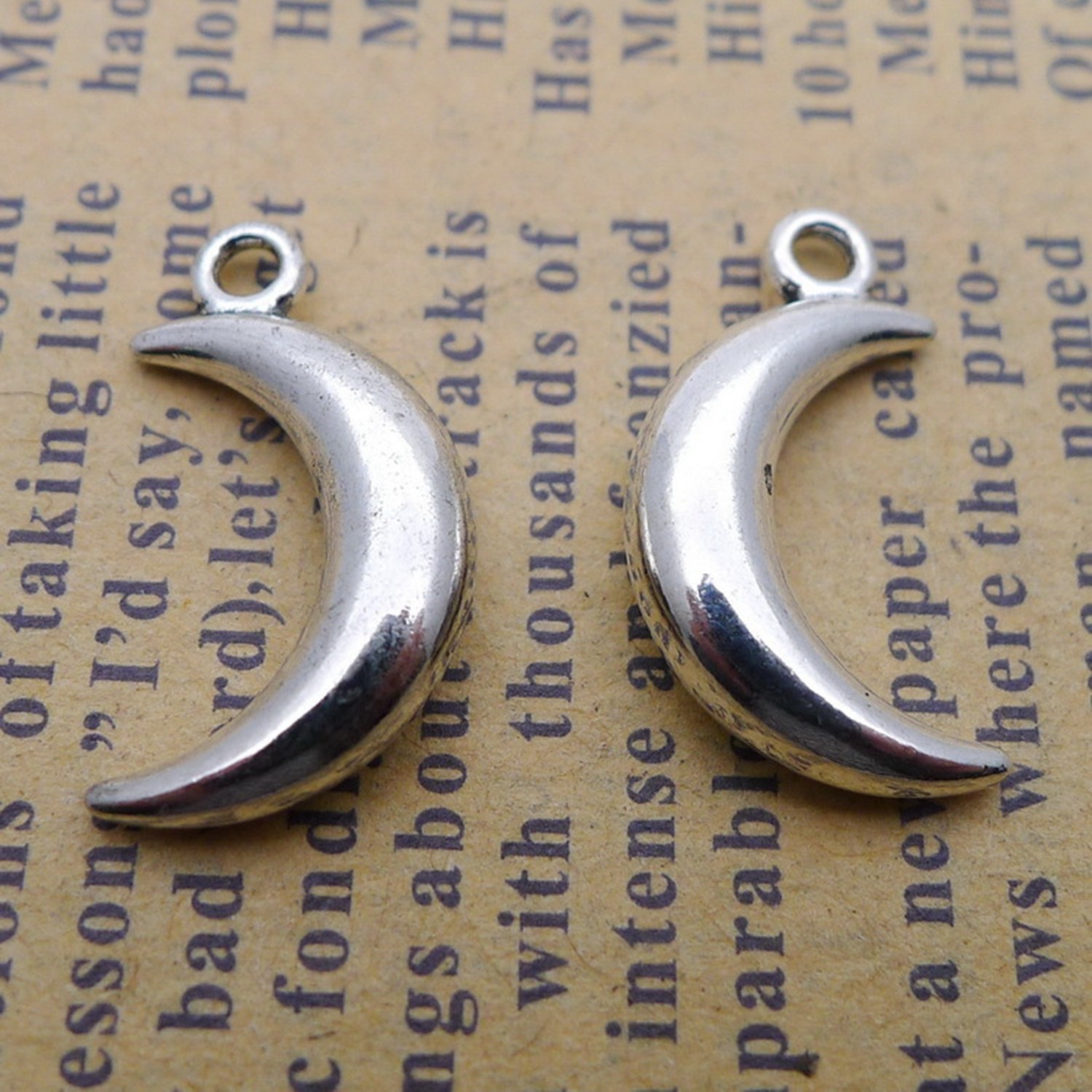 50PCS Silver Tone Metal 3D Crescent Moon Charm Pendant JHS383