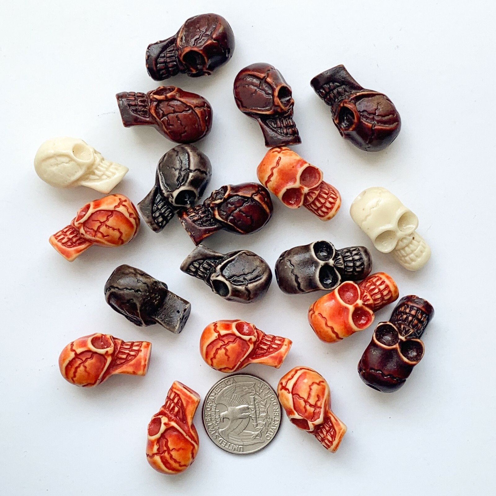 2pcs WT/Cast Powdered Bone and Resin Skull Pendants Beads with a Vertical Hole
