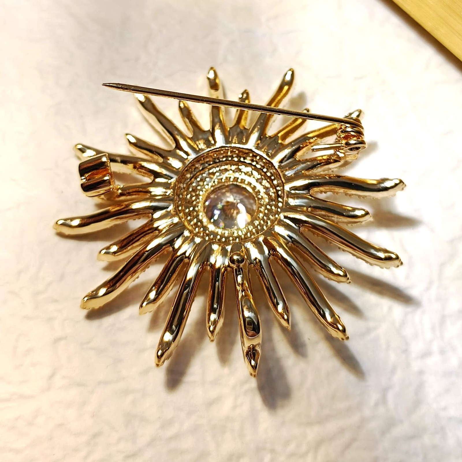 Shinny Gold Tone Micro Pave CZ Round Starburst Pin Brooches Collar Lapel Atomic